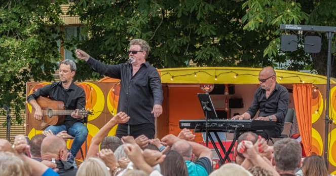 Thierry Chante et Raconte Johnny